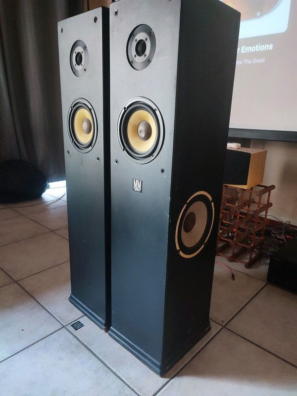 M m systems floorstanding speakers in great condition with high end audio output and bass check my o