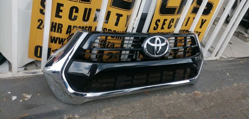 TOYOTA HILUX GD6 MAIN GRILL 2021 TO 2023 MODEL