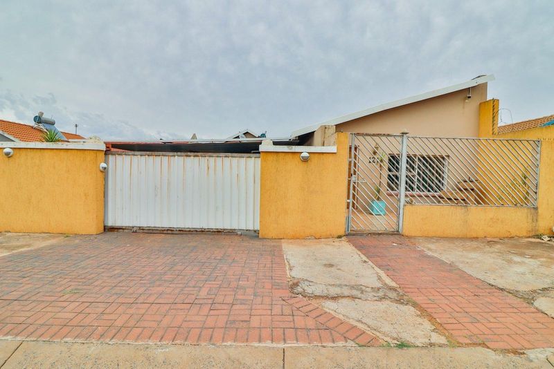 4 Bedroom house for sale in Lenasia South, Johannesburg