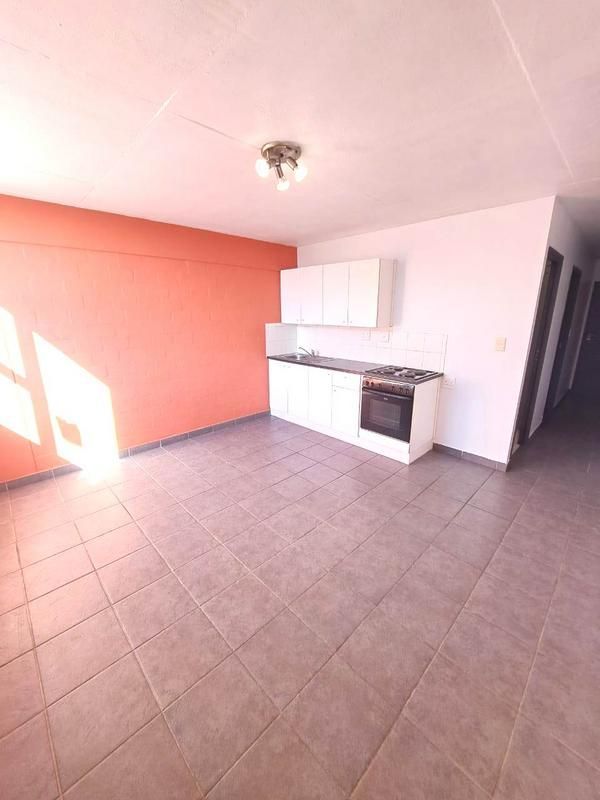 Wynberg - 1 Bedroom Apartment with Parking Bay
