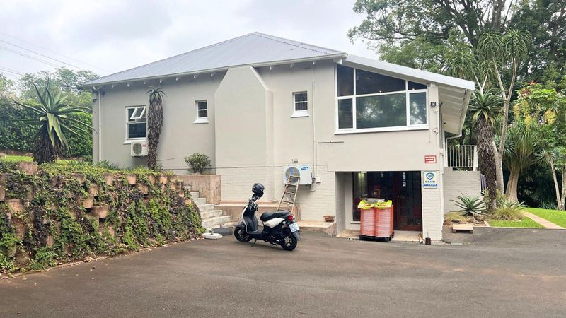 80m² Commercial To Let in Kloof at R113.00 per m²