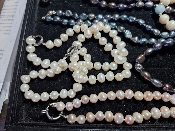 Bargain ! 15 strands of Genuine Freshwater Pearls !