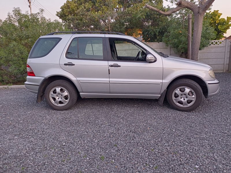 2004 Mercedes-Benz ML    2004 SUV W163 3.5 L, 4x4, neat, FSH, licensed in my name, papers available