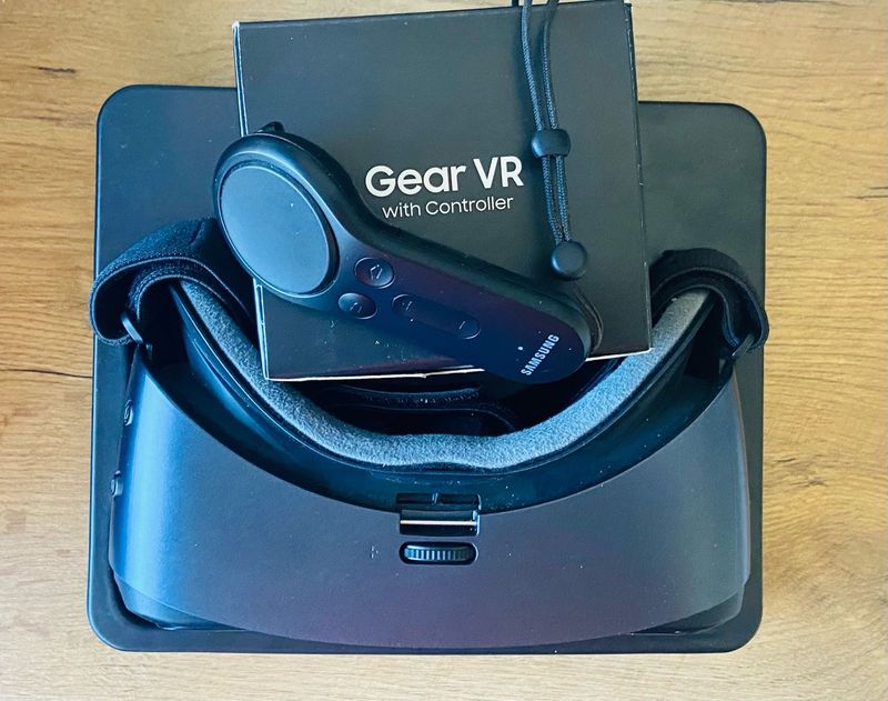 Samsung Gear VR with controlle