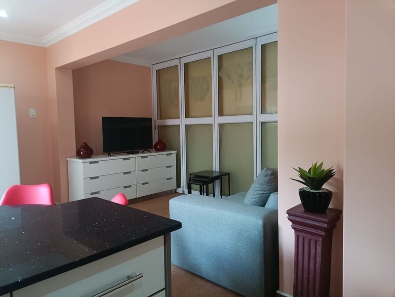 1 Bedroom Furnished Apartment - Umhlanga