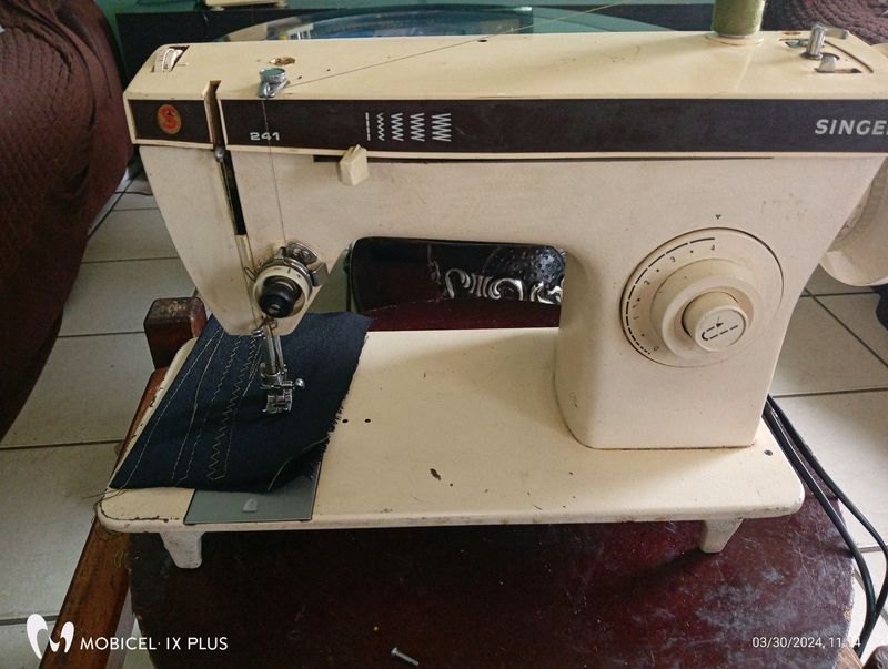 Singer 263 electric sewing machine for sale r900 very strong metallic machine perfect working condit
