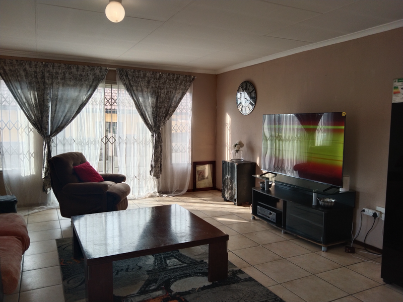 Spacious 3Beds with wardrobes, 2 Full Baths, Lounge, open plan Kitchen for R1.2mil Ext 5, Cosmo City