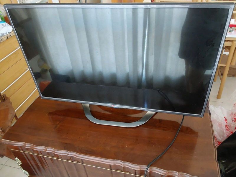 42inch LG 3-D SMART HD TV with LG 3-D BlurayPlayer - RARE FIND!!
