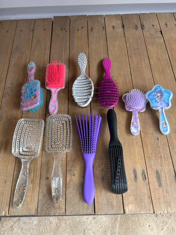 DETANGLING HAIR BRUSH