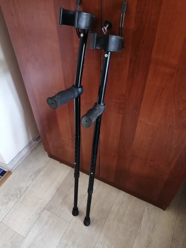 Pair of crutches R100