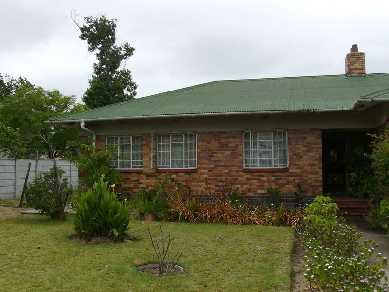 Spacious Two-Bedroom House with Two Bachelor Flatlets