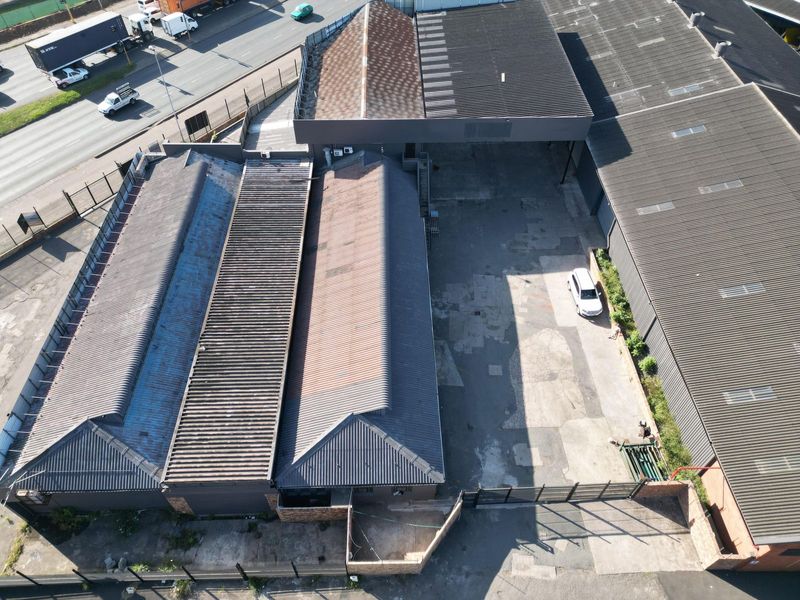 1400m2 Warehouse To Let in Rossburgh