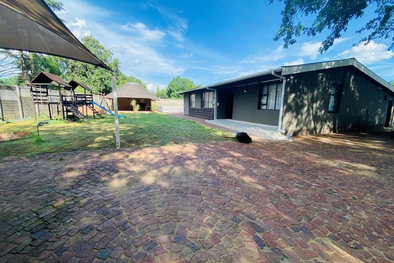 3 Bedrooms home with 2 bedrooms Wendy house for sale in Sasolburg Central
