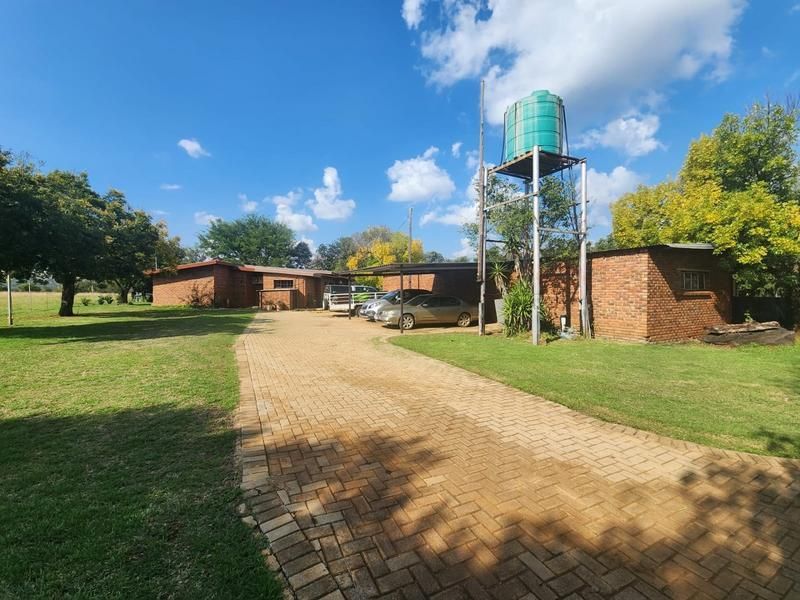 Great Opportunity - 42 Hectare Farm in Hekpoort for sale