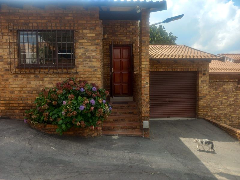 A charming 2 bedroom ground floor unit  to rent in Glenvista Johannesburg