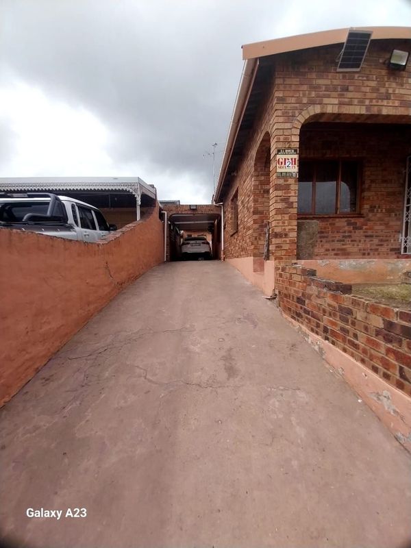 3 bedroom free standing house for rent in Foresthaven R 6500 P/P: L/w