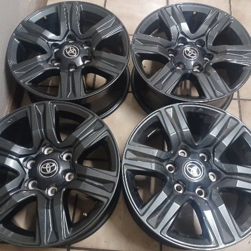 17inch Toyota Hilux/Fortuner original mags set R8000.