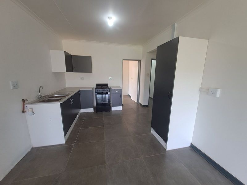 Secure 2-bedroom And 1-bathroom Flat In Roodekrans