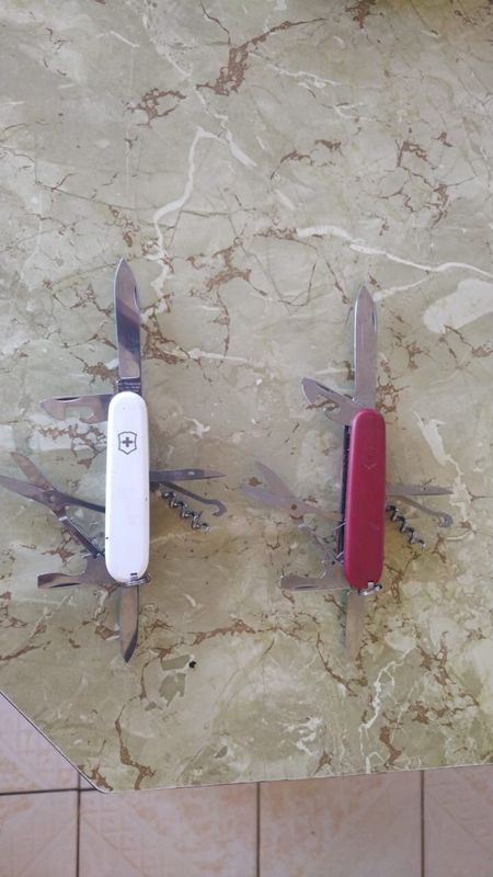 2 Swiss Knives