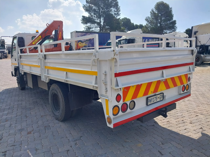 Isuzu npr 400 crane truck in an immaculate condition for sale at an amazingly cheapest amount