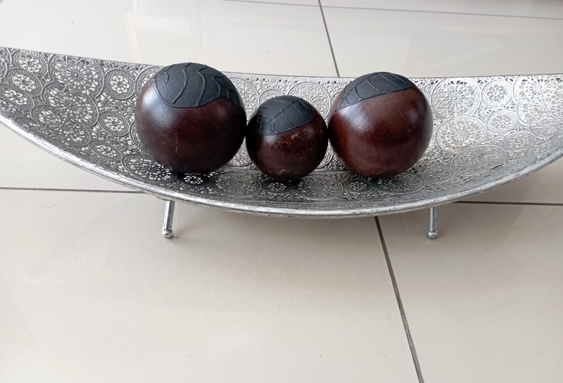 Stunning Metal Fruit Bowl with Wooden display Balls