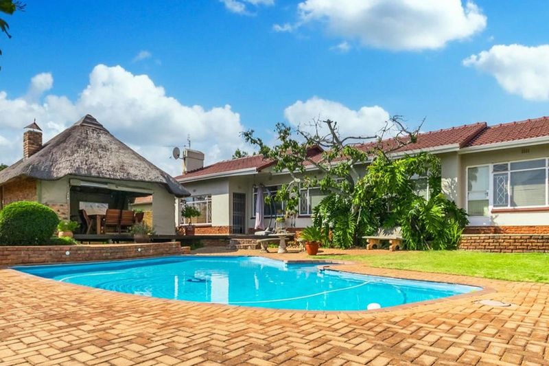 Captivating 4 Bedroom Family Oasis: Your Dream Home Awaits in Rant en Dal, Krugersdorp