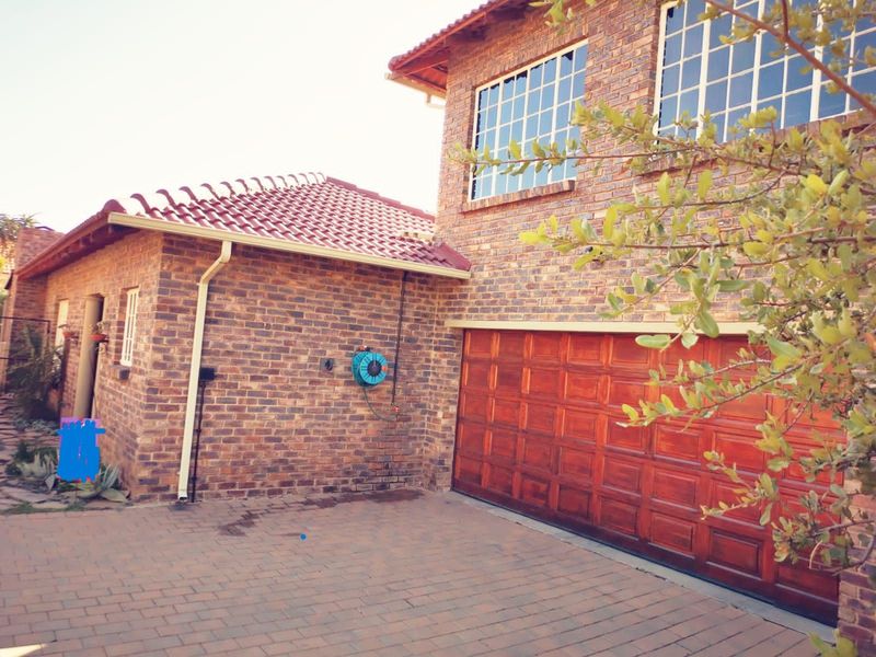 MAGNIFICENT 4 BEDROOM HOUSE IN 24 HOUR SECURITY ESTATE