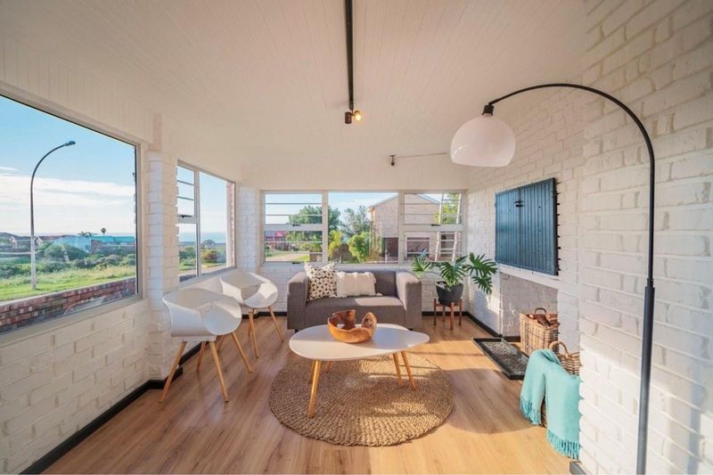 Contemporary Modern residence boasting unobstructed sea vistas!
