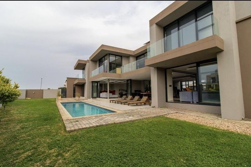 LUXURIOUS HOME NESTLED PERFECTLY IN EYE OF AFRICA