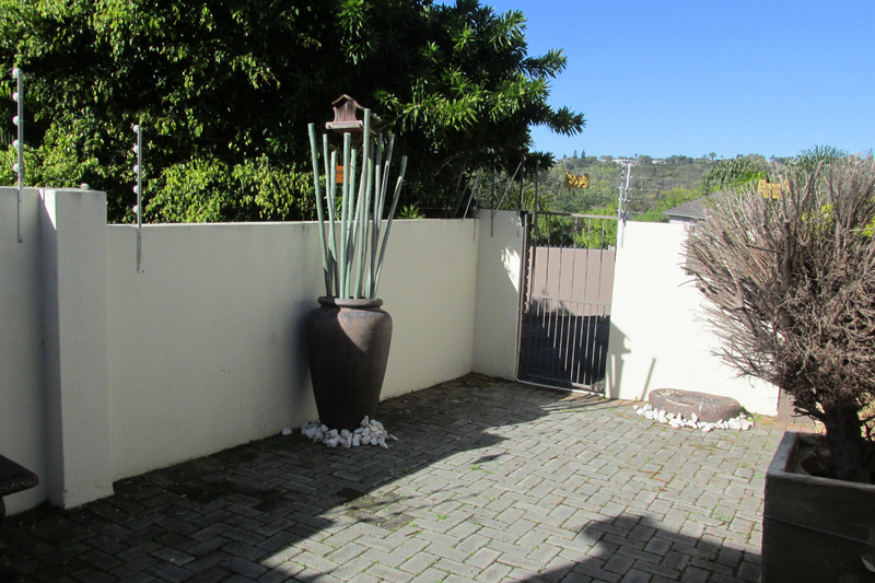 Lovely 2 Bedroom Townhouse to rent in Beacon Bay close to all ammenities.