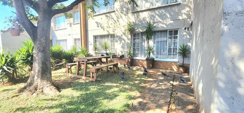 PERFECTLY RENOVATED - - JUST FOR YOU!!! GROUND FLOOR - -BOKSBURG WEST!!