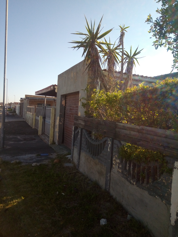 Garage to rent in strandfontein