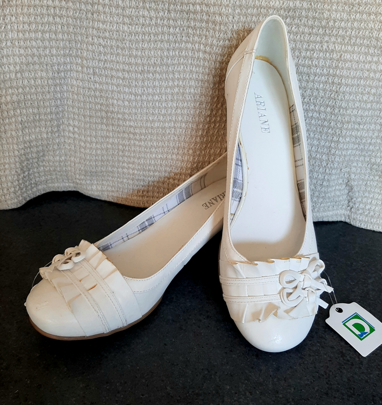 New womens shoes low heel pumps with frills white