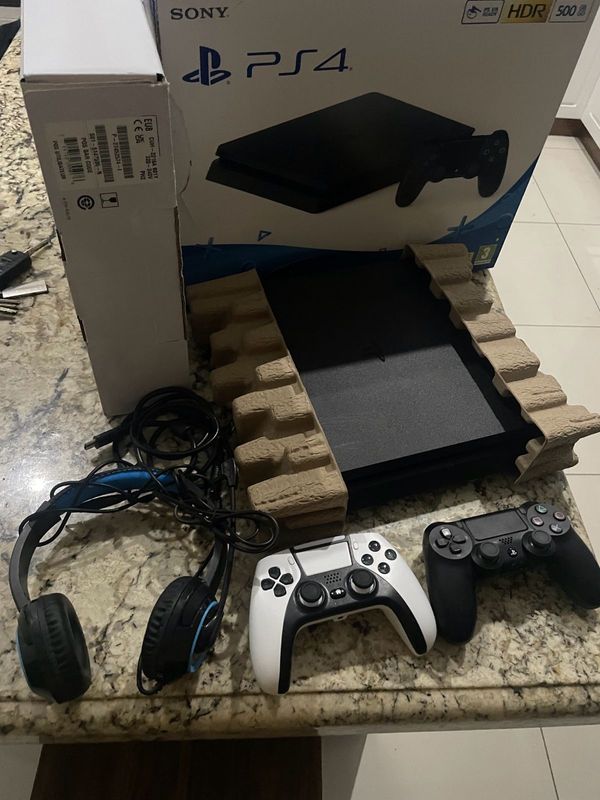 Ps4 like new 2 months old with fc 24 and others