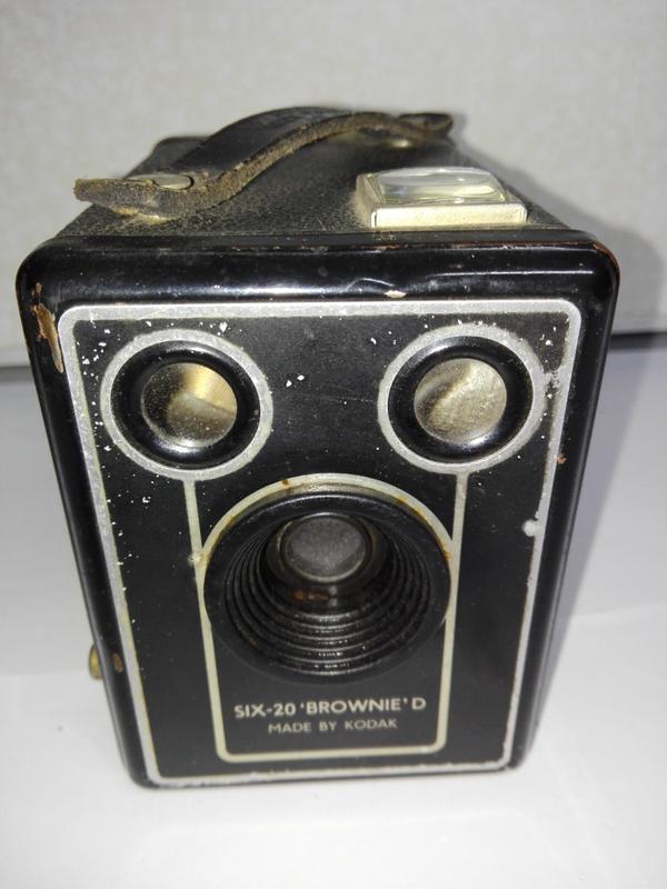 Antique Kodak SIX-20 &#34;BROWNIE D&#34; Camera - Ref G006 - R50 to 06/05/2024 &#64; 23:59 then R100
