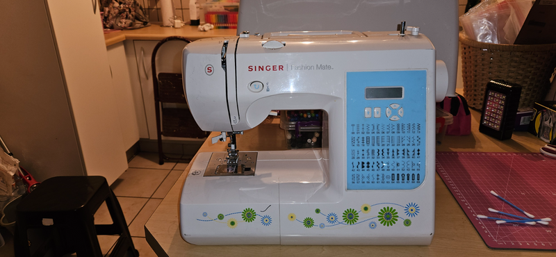 Urgent sale, Singer sewing machine Fashion mate 7256, good as new