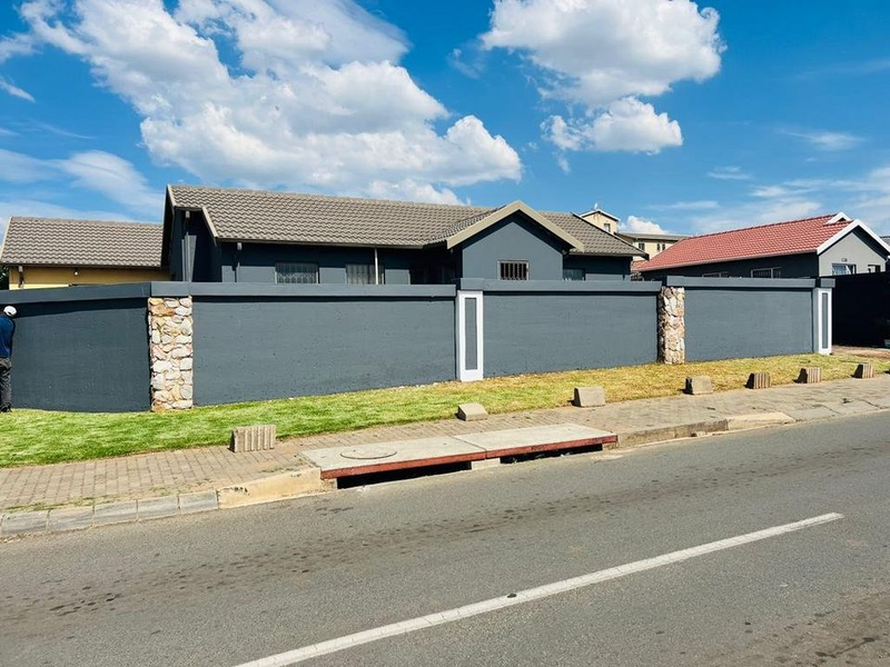 This cozy corner family home is available with 3 bedrooms and 2 baths in Fleurhof ext 23