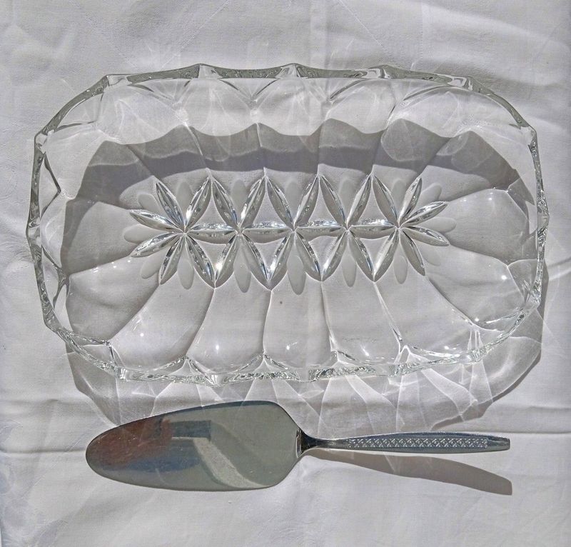 Attractive Patterned Glass Serving Dish (27 x 16cm) &#43; Free 23cm 18/8 Stainless Steel Server