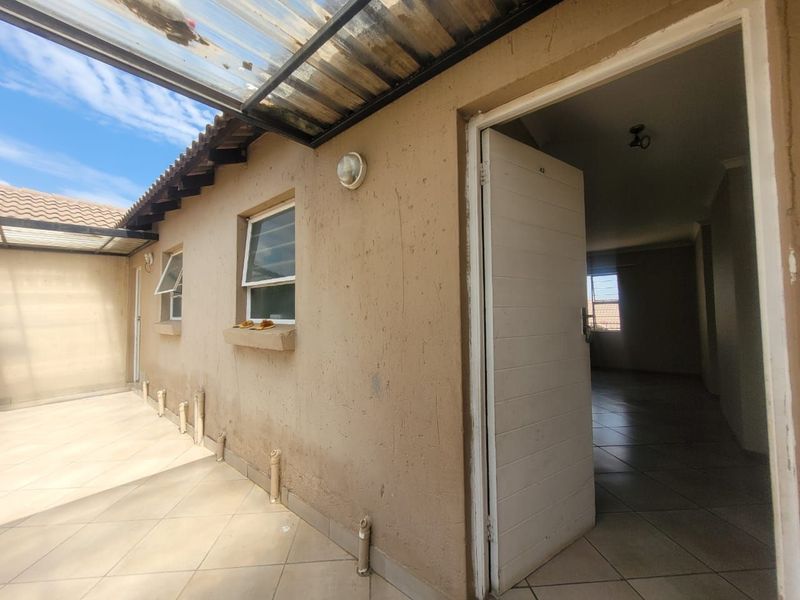 REDUCED Rental R5800.00 Deposit can be paid over 2 months for added convenience.