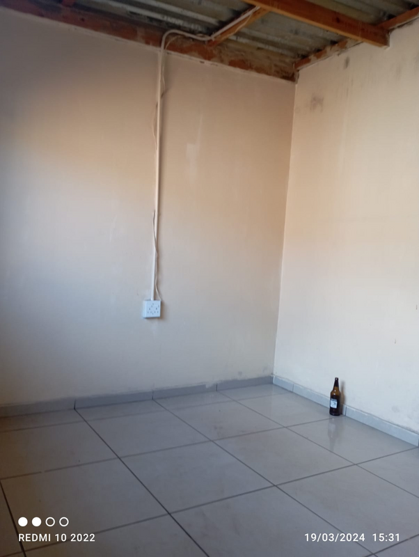 RDP WITH 6 OUTSIDE ROOMS WITH TENANTS FOR SALE IN ESSELEN PARK-CASH BUYERS ONLY.