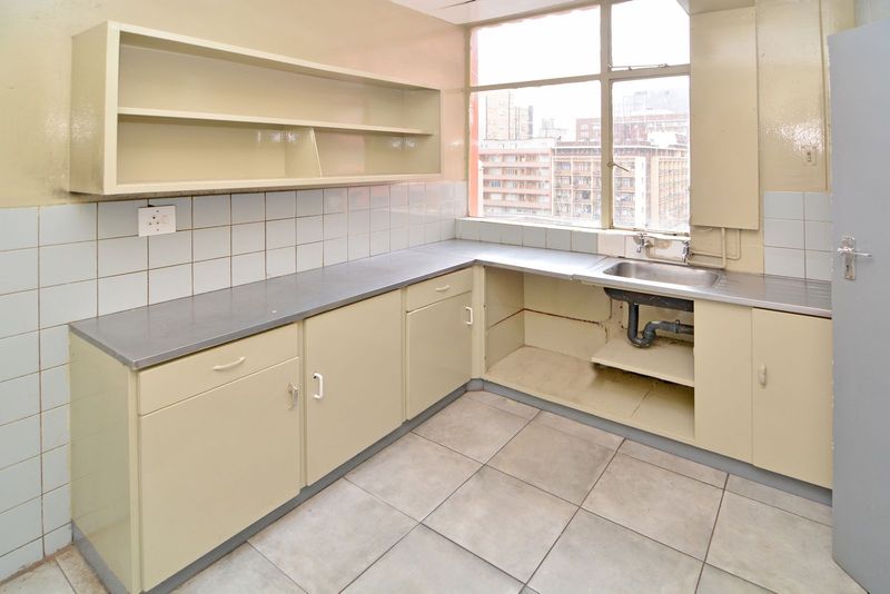 Specious 4-Bedrooms available for rental in Hillbrow with NO DEPOSIT REQUIRED!!