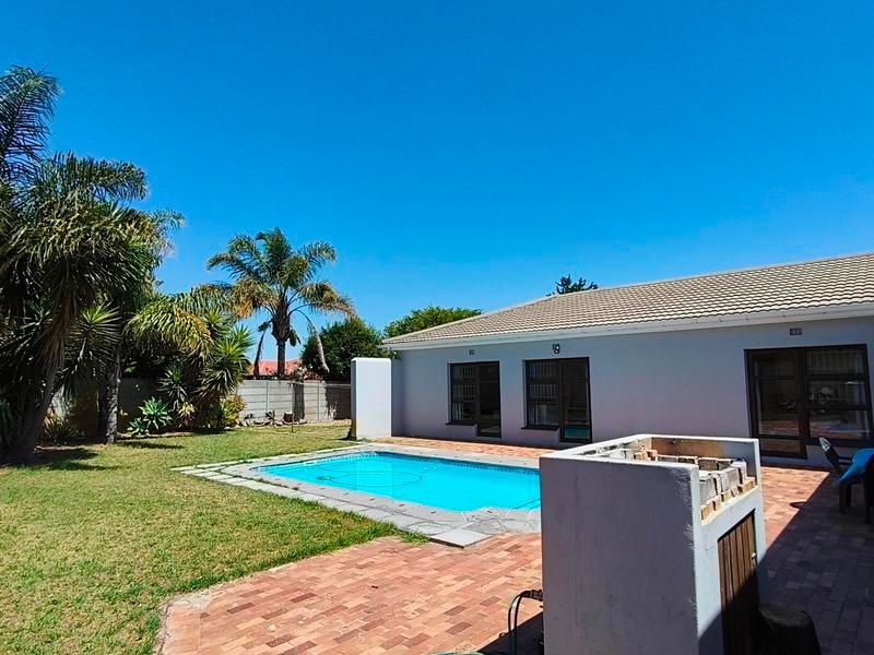 4 Bedroom House With Sparkling Swimming Pool