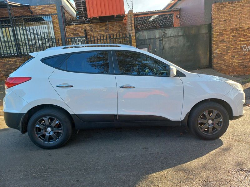 2011 HYUNDAI IX35 2.0 4WD LIMITED AUTOMATIC TRANSMISSION IN EXCELLENT CONDITION WITH LEATHER SEATS