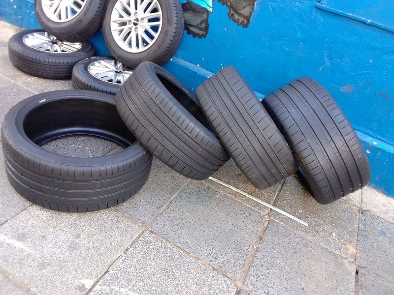 A set of 275 3520 and 245 40 r20 michelin tyres this tyres are still in perfect condition 85% thread