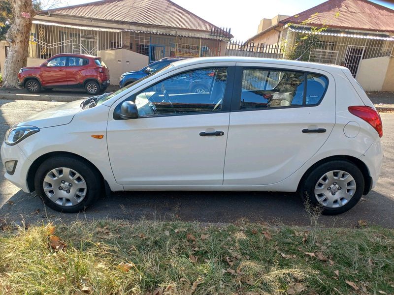 2013 HYUNDAI I20 MANUAL TRANSMISSION IN EXCELLENT CONDITION