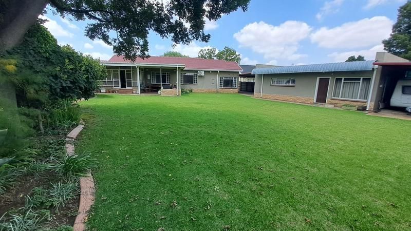 Picture perfect family home in Elspark with teenage pad