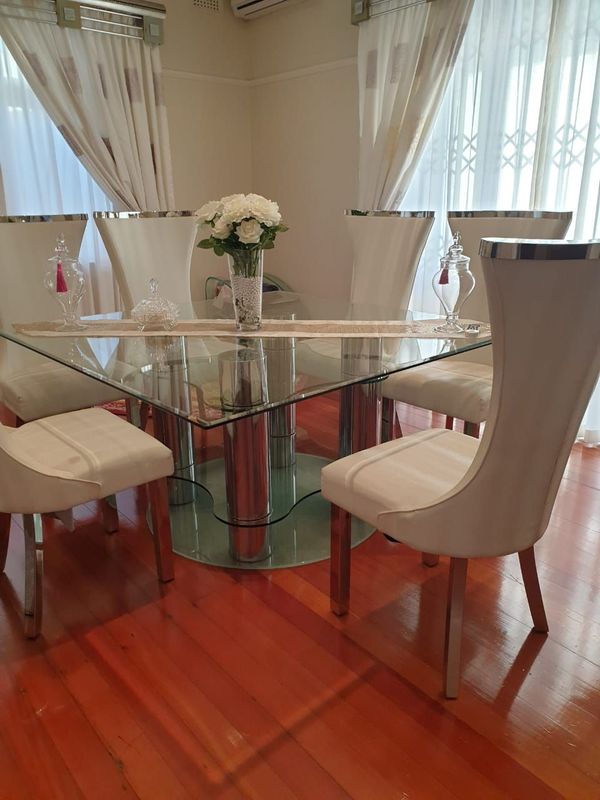 Glass dining room table sit 6