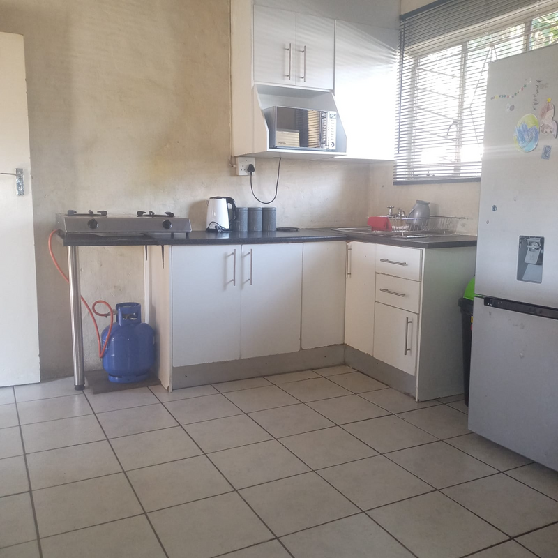1 bedroom,sitting room,bathroom and fitted kitchen cottage to rent in Clayville East from 1st June