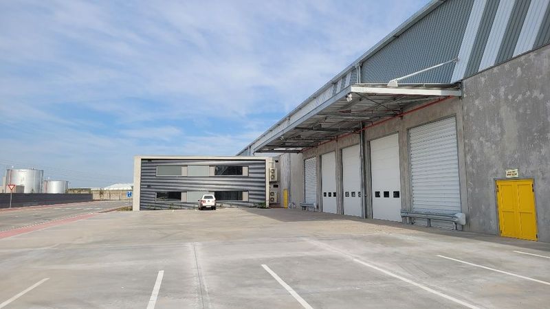 Spacious warehouse in a secure park