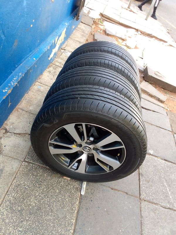 A set of 17inches original Toyota Rav4 mags 5x114.3 PCD  with tyres. Also fit Hyundai Tucson/ ix35